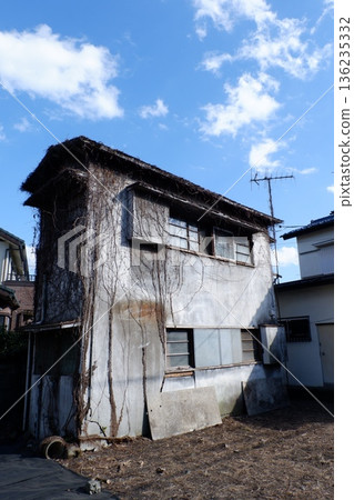 無人居住的空置房子 無人居住的空置房子 136235332