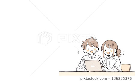 兄弟倆在用筆記型電腦學習 136235376