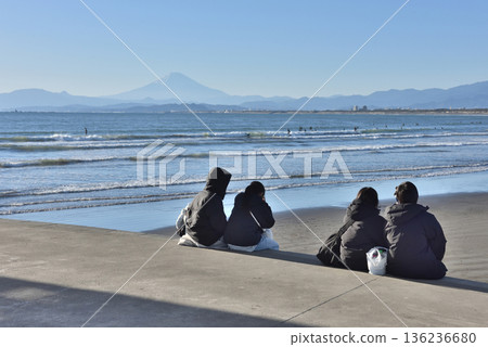 情侶們在片瀨西濱海灘眺望富士山 情侶們在片瀨西濱海灘眺望富士山 136236680