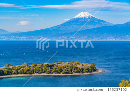 (Shizuoka Prefecture) Mount Fuji beyond Osezaki in Izu (Shizuoka Prefecture) Mount Fuji beyond Osezaki in Izu 136237102