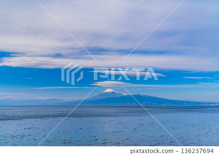 (靜岡縣)從伊豆海岸線眺望海對岸的富士山 (靜岡縣)從伊豆海岸線眺望海對岸的富士山 136237694