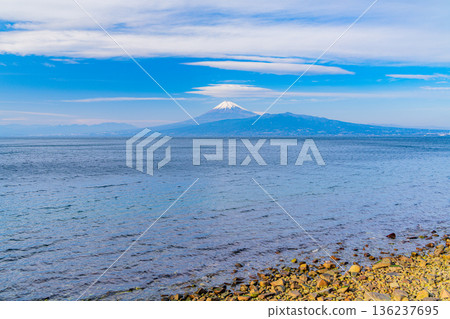 (靜岡縣)從伊豆海岸線眺望海對岸的富士山 (靜岡縣)從伊豆海岸線眺望海對岸的富士山 136237695