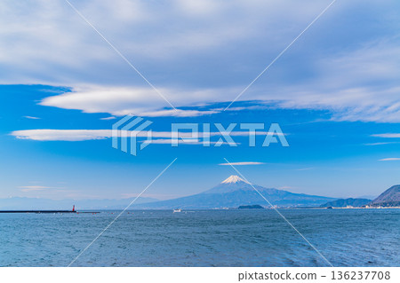 (靜岡縣)從伊豆海岸線眺望海對岸的富士山 (靜岡縣)從伊豆海岸線眺望海對岸的富士山 136237708