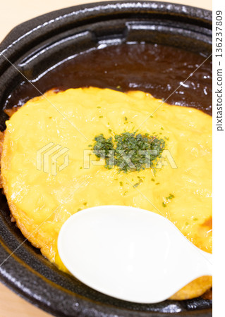 Delicious convenience store bento omelet rice with demi-glace sauce 136237809