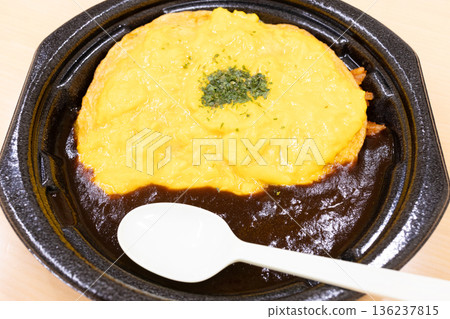 便利商店美味便當蛋包飯配半釉汁 便利商店美味便當蛋包飯配半釉汁 136237815