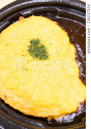 便利商店美味便當蛋包飯配半釉汁 便利商店美味便當蛋包飯配半釉汁 136237816