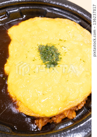 便利商店美味便當蛋包飯配半釉汁 便利商店美味便當蛋包飯配半釉汁 136237817