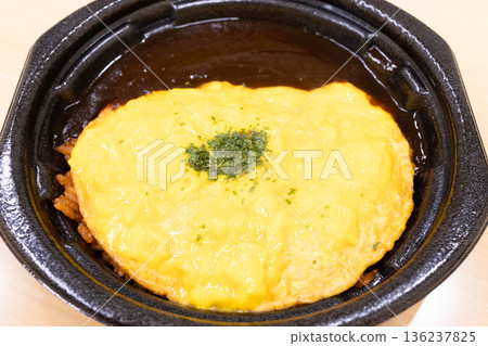 便利商店美味便當蛋包飯配半釉汁 便利商店美味便當蛋包飯配半釉汁 136237825