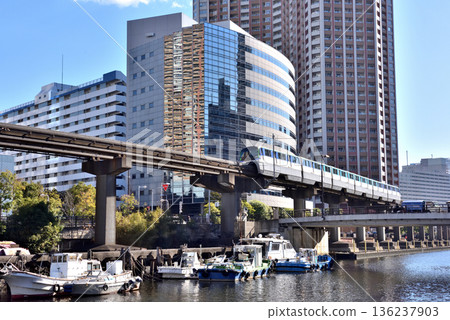 單軌列車跨越芝浦運河，開往濱松町方向。 136237903