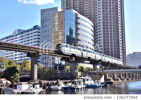 Monorail crossing the Shibaura Canal towards Hamamatsucho 136237904