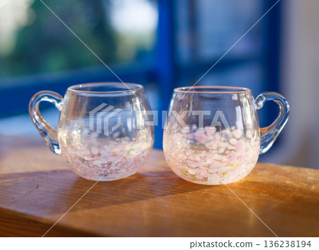 一對手工吹製的玻璃杯並排放在木桌上。 136238194