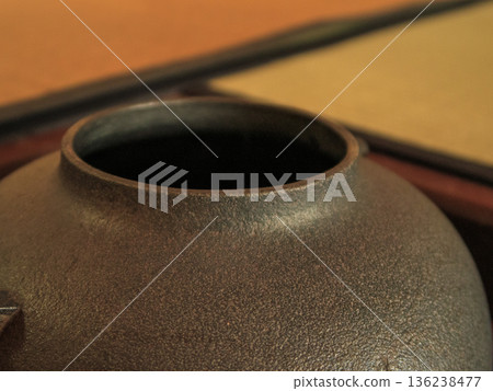 壁爐架上擺放著一個漂亮的茶壺。 136238477