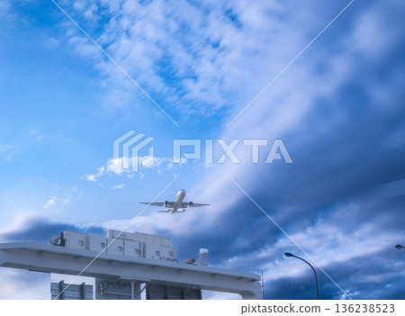Airplane to land at Haneda Airport Airplane to land at Haneda Airport 136238523