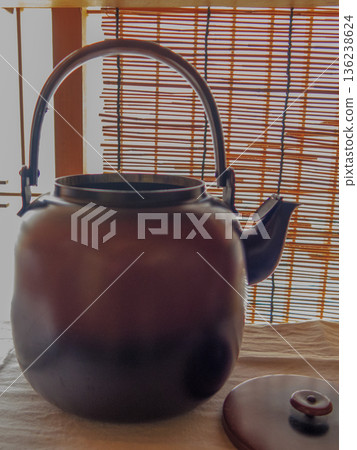 茶室裡水壺靜靜地存在著 136238624