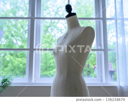 軀幹和格子窗 136238670