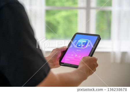 在平板電腦上播放音樂 136238678