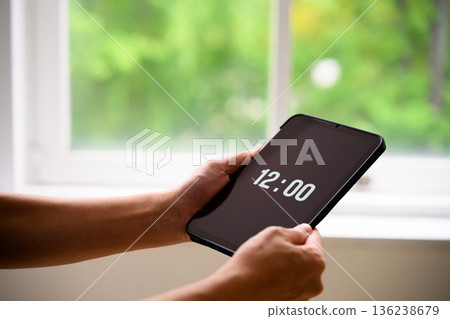 Display the time on a tablet 136238679