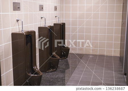 男廁小便鬥 公共廁所設施 室內衛生空間 136238687