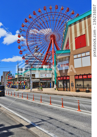 The large Ferris wheel at Chacha Town, a commercial facility in Kokurakita Ward, Kitakyushu City 136238807