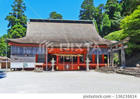 A person who worships the sacred mountain Hikosan Shrine worship hall in Tagawa-gun, Fukuoka Prefecture A person who worships the sacred mountain Hikosan Shrine worship hall in Tagawa-gun, Fukuoka Prefecture 136238814
