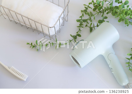 Hairdryer and towels 136238925