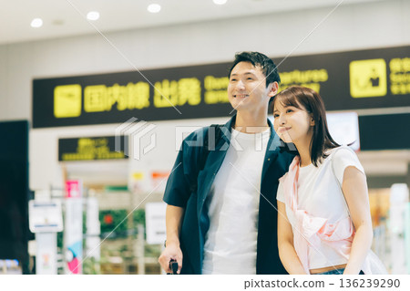 一對夫婦乘飛機旅行（攝影協助：關西國際機場（KIX）） 136239290