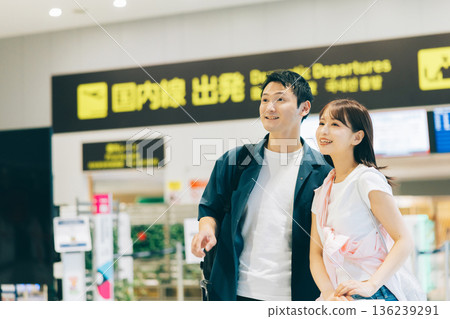 A couple traveling by plane (Photography cooperation: Kansai International Airport (KIX)) 136239291