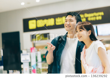 一對夫婦乘飛機旅行（攝影協助：關西國際機場（KIX）） 136239292