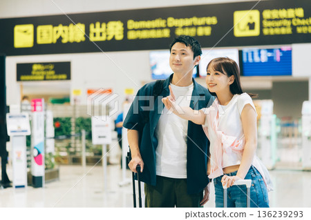 A couple traveling by plane (Photography cooperation: Kansai International Airport (KIX)) 136239293