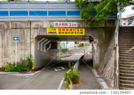 高架橋下的通道 136239407