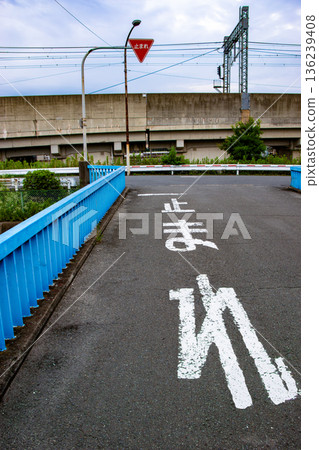 停車標誌和沒有交通號誌的十字路口 136239408