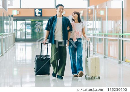 一對情侶在機場準備出發旅行（照片由關西國際機場（KIX）提供） 136239690
