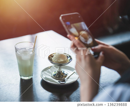用智慧型手機在咖啡館拍攝冰淇淋和飲料的照片 136239888