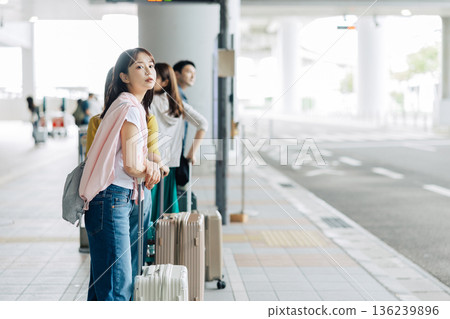 旅行途中,人們正在等候計程車(巴士)。 (照片由關西國際機場(KIX)提供) 旅行途中,人們正在等候計程車(巴士)。 (照片由關西國際機場(KIX)提供) 136239896