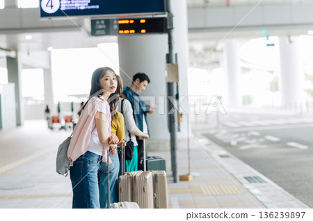 People waiting for a taxi (bus) while traveling. (Photography courtesy of Kansai International Airport (KIX)) 136239897