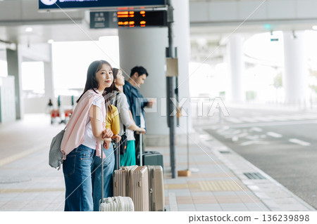 旅行途中,人們正在等候計程車(巴士)。 (照片由關西國際機場(KIX)提供) 旅行途中,人們正在等候計程車(巴士)。 (照片由關西國際機場(KIX)提供) 136239898