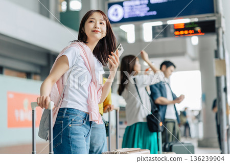 旅行途中,人們正在等候計程車(巴士)。 (照片由關西國際機場(KIX)提供) 旅行途中,人們正在等候計程車(巴士)。 (照片由關西國際機場(KIX)提供) 136239904