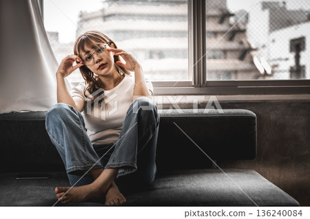 女人被窗戶困擾 136240084