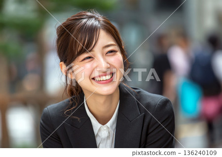 微笑的年輕女商人 微笑的年輕女商人 136240109