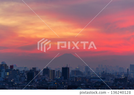 黃昏時分的東京城市景觀與富士山 黃昏時分的東京城市景觀與富士山 136240128