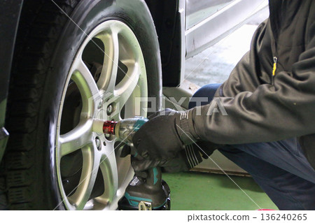 用衝擊扳手更換輪胎 136240265