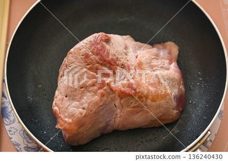 用煎鍋煎豬肉 136240430