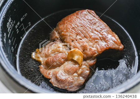 用電鍋煮的豬肉塊 用電鍋煮的豬肉塊 136240438