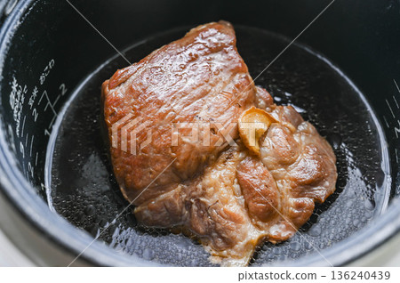 用電鍋煮的豬肉塊 136240439