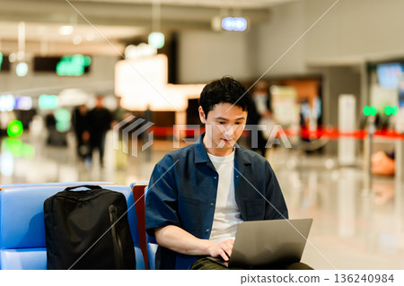 一名男子在機場使用電腦。照片由關西國際機場(KIX)提供。 一名男子在機場使用電腦。照片由關西國際機場(KIX)提供。 136240984