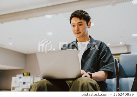 一名男子在機場使用電腦。照片由關西國際機場(KIX)提供。 一名男子在機場使用電腦。照片由關西國際機場(KIX)提供。 136240989