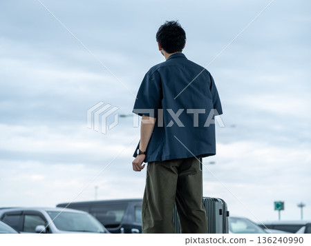 一名男子在機場候機。照片由關西國際機場(KIX)提供。 一名男子在機場候機。照片由關西國際機場(KIX)提供。 136240990