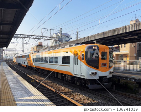 特快列車駛過近鐵奈良線新大宮車站 特快列車駛過近鐵奈良線新大宮車站 136241019