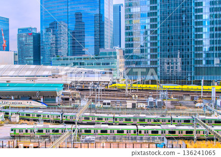 日本東京城市景觀。圖中可見新幹線子彈列車「黃博士號」(象徵好運)、東京車站、列車、八重洲車站及其他建築。 日本東京城市景觀。圖中可見新幹線子彈列車「黃博士號」(象徵好運)、東京車站、列車、八重洲車站及其他建築。 136241065