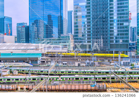 日本東京城市景觀。圖中可見新幹線子彈列車「黃博士號」（象徵好運）、東京車站、列車、八重洲車站及其他建築。 136241066